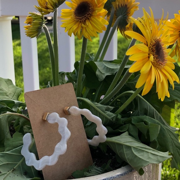 Jewelry - 🆕 Acrylic Scalloped Hoop Earrings 🌿 2 FOR $15